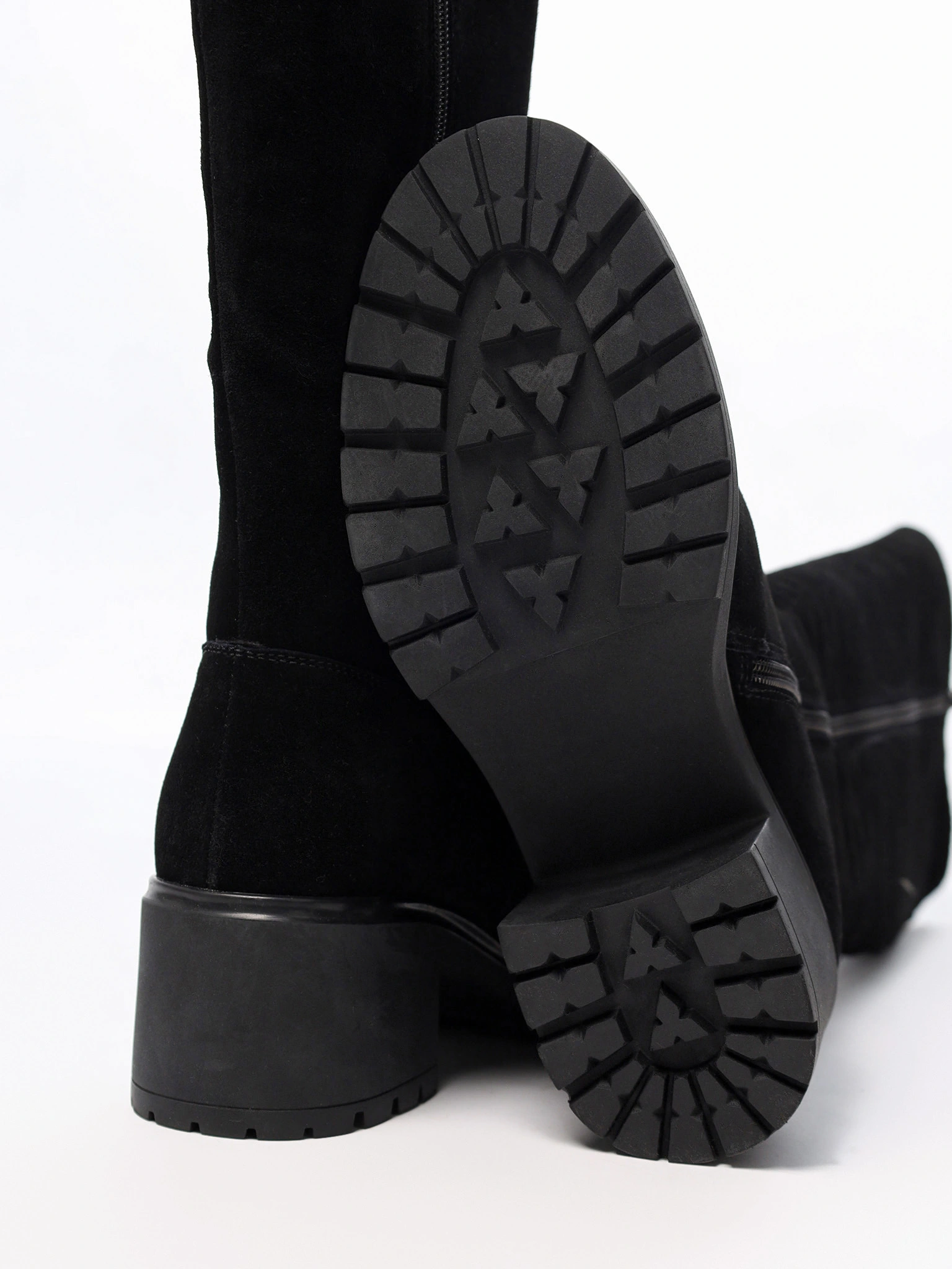 Сапоги черного цвета из натуральной замши на высоком каблуке